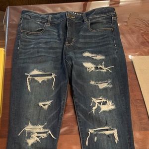 Women’s AE dark wash distressed jeans jeggings.